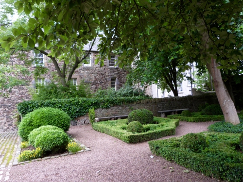 Edinburgh, Bunbar garden, Holyrood castle